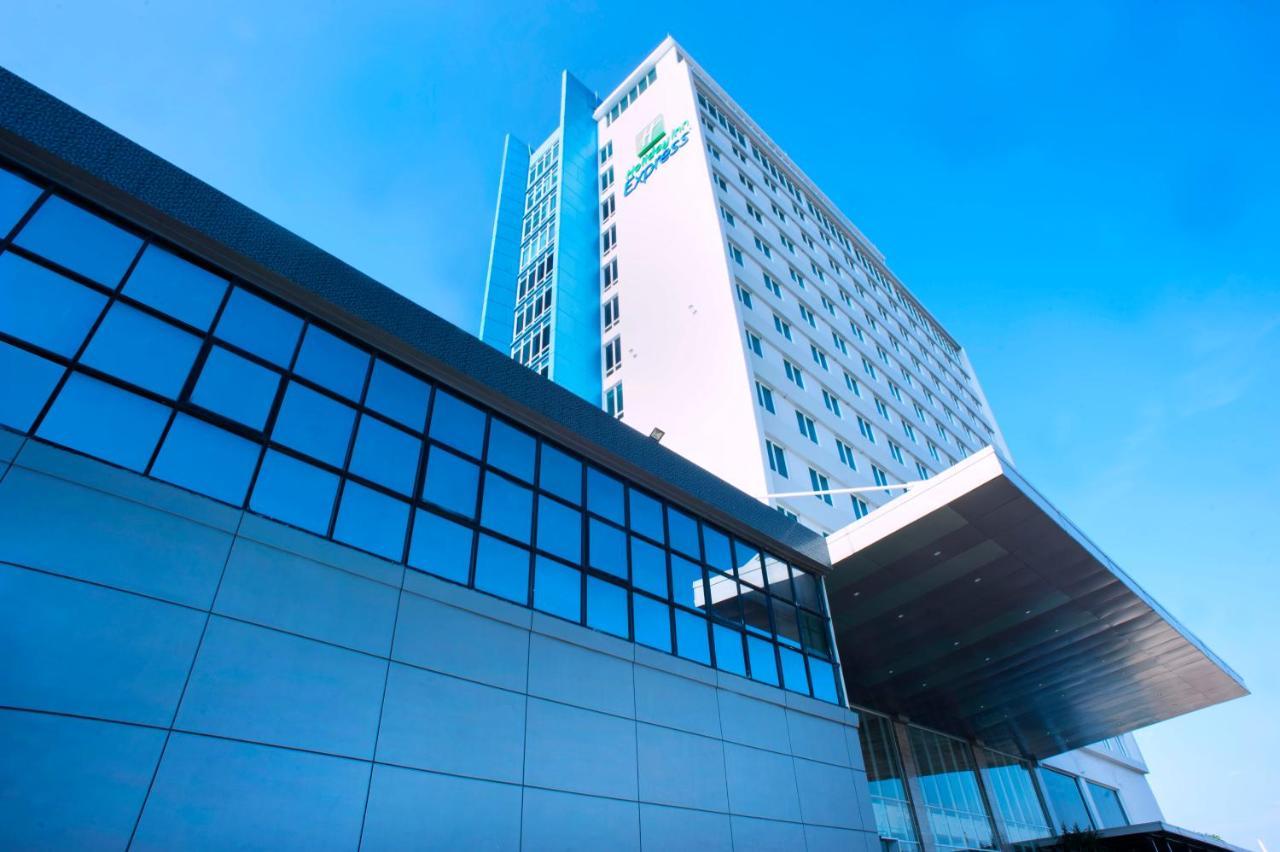 Holiday Inn Express Surabaya Centerpoint By Ihg Kültér fotó